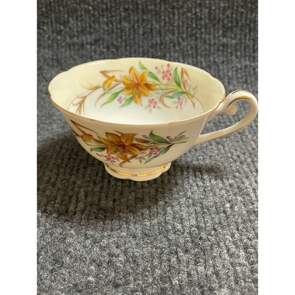 Maruyama Japan Vintage Porcelain Footed Teacup Yellow Lily Gold Trim Scalloped